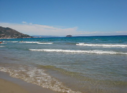  Strand von Laigueglia Isola Gallinara im Hintergrund